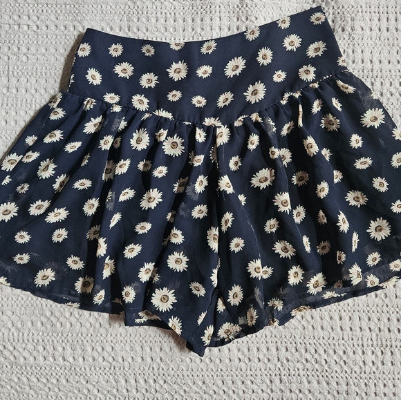 Short skirt - Picture 1 of 3